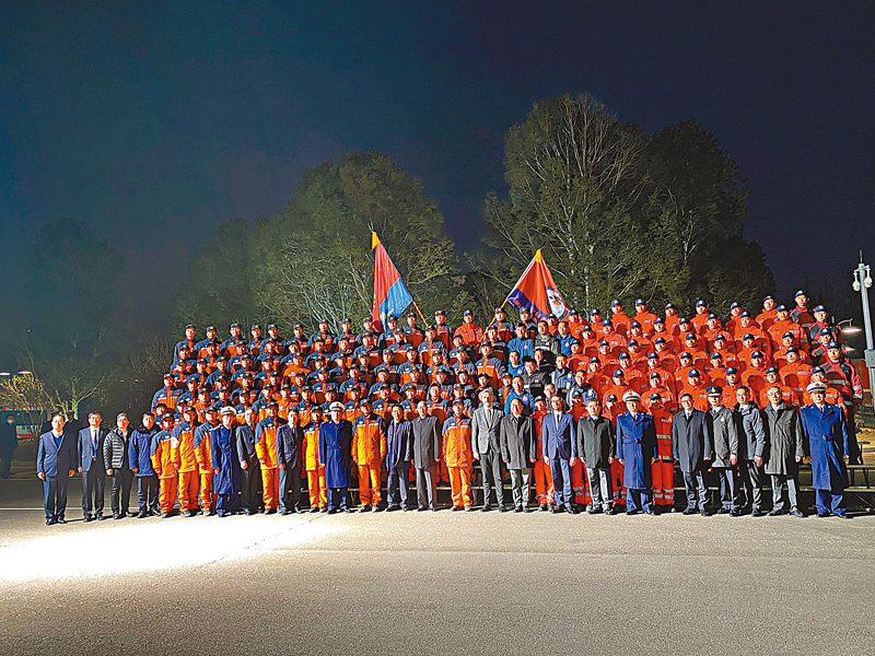 ◆ 中國救援隊及中國香港特區救援隊與迎接人員合影。 香港文匯報記者馬靜  攝