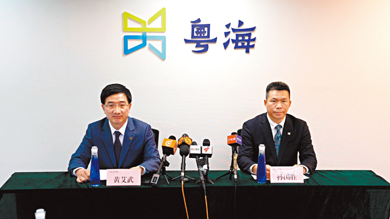 ◆粵海廣南行董事長、總經理黃艾武（左）表示，目前內地供港活豬日均2,700多隻，對比全面通關前的一周，環比上升約5%。 橙新聞