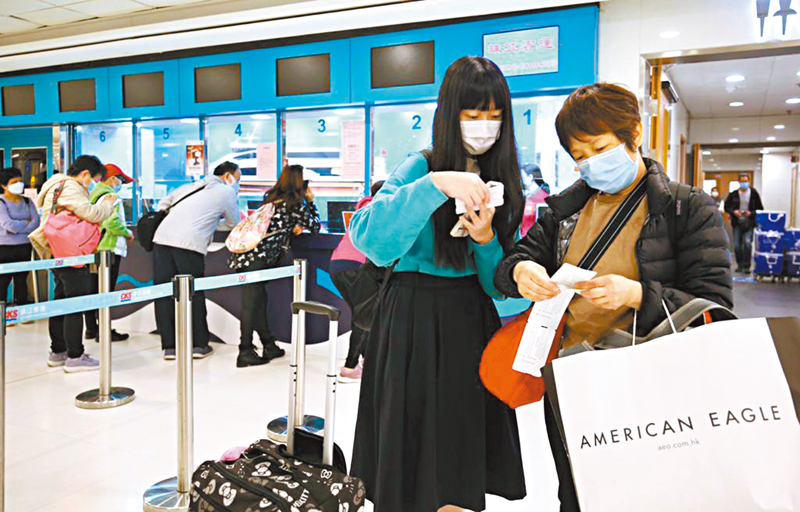 ◆市民到售票中心購船票。大公文匯全媒體記者  攝