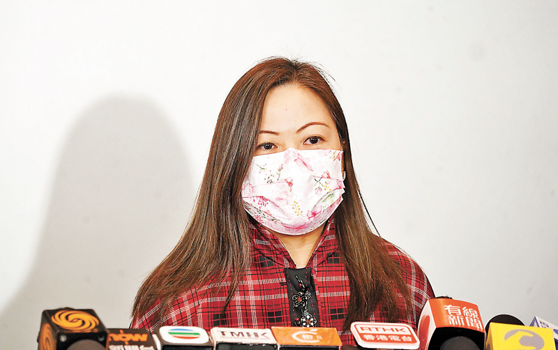 ◆羅淑佩表示，全港有1.8萬架的士，已派出1.3萬張車輛貼。香港文匯報記者曾興偉  攝