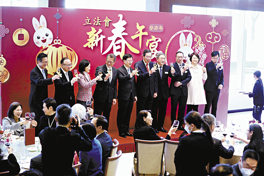 ◆李家超等人在台上祝酒。 香港文匯報記者萬霜靈  攝
