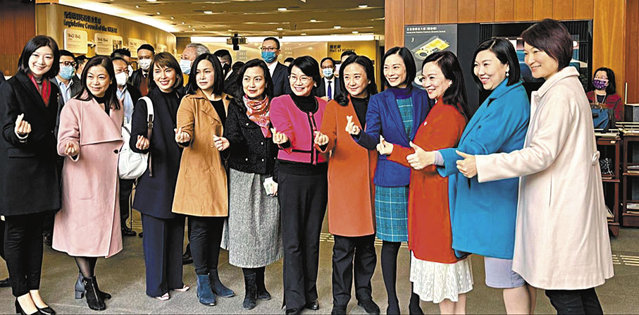 ◆一眾女議員穿上不同色彩，代表五光十色 。