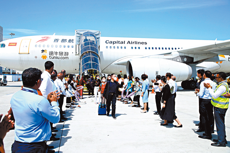 ◆1月18日，乘坐中國首都航空航班的遊客在馬爾代夫馬累維拉納國際機場受到歡迎。 資料圖片