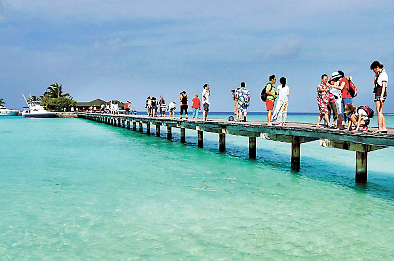 ◆中國遊客17日起可免簽赴馬爾代夫旅遊。圖為遊客在馬爾代夫遊玩。 網上圖片