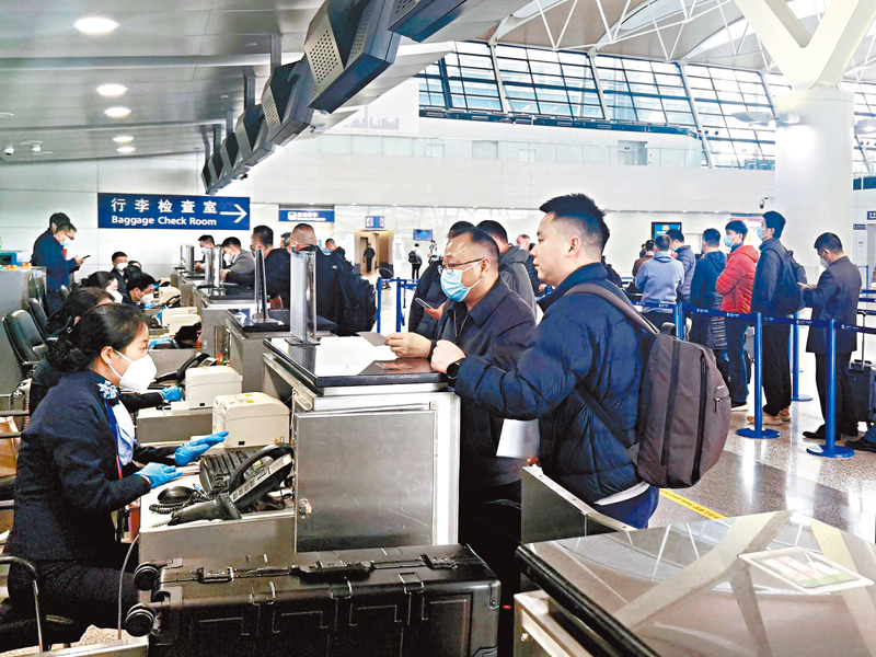 ◆國際客運航班取消「五個一」限制，航站樓內旅客人頭攢動。 香港文匯報上海傳真