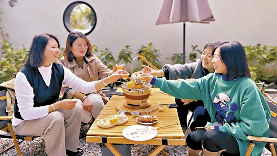 ◆年輕人圍坐在一起享受煮茶的愜意。 網上圖片