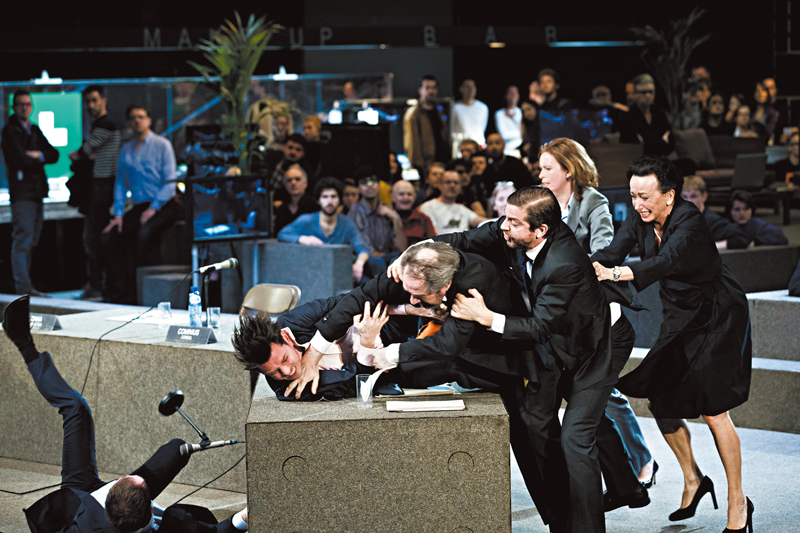 ◆《羅馬悲劇》讓現場觀眾穿梭整個新聞工作室，將舞台空間的可能性放大到極致。