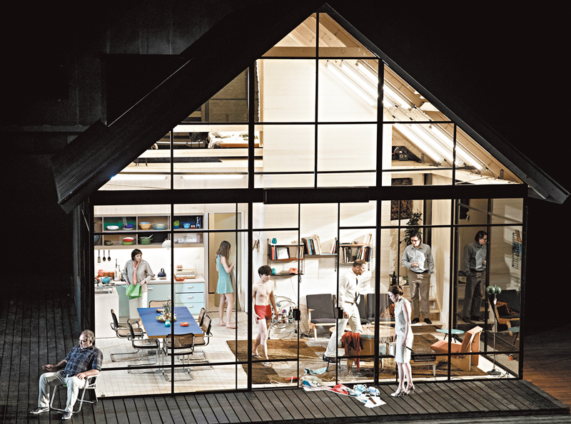 ◆《易卜生之屋》使用360度旋轉舞台，讓一座玻璃度假屋被展現。