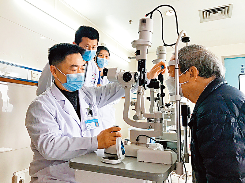 ◆廣州中醫藥大學第一附屬醫院眼科主任俞曉藝（左一）為剛完成白內障手術的香港長者房伯做眼部檢查。  香港文匯報記者盧靜怡 攝