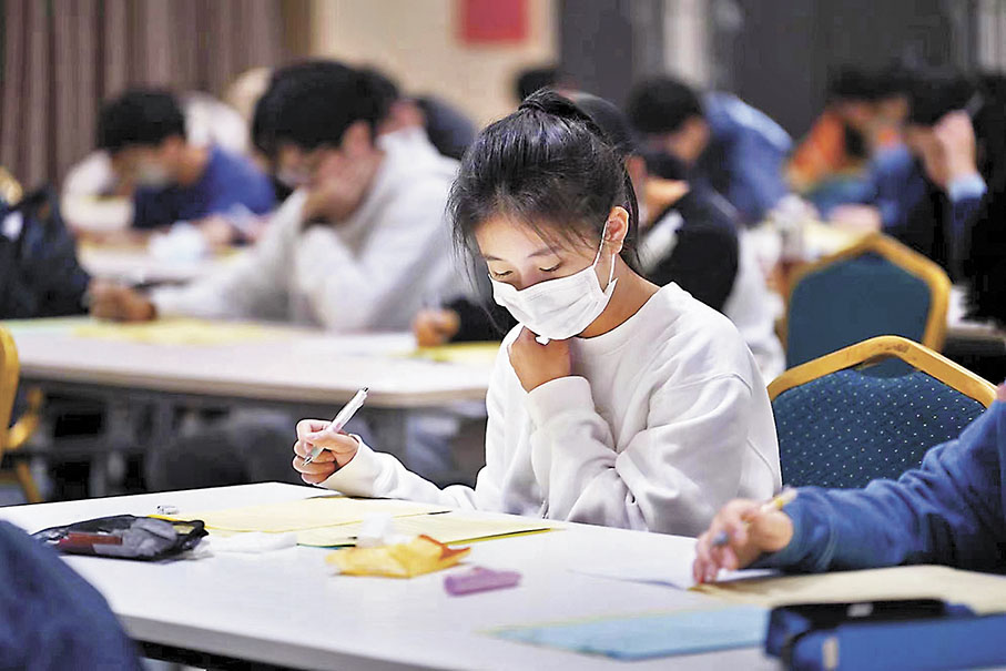 ◆昨日，內地首場DSE模擬考試在北師港浸大正式開考，為DSE歷來首次在內地設的模擬考場，共吸約200名考生應考。