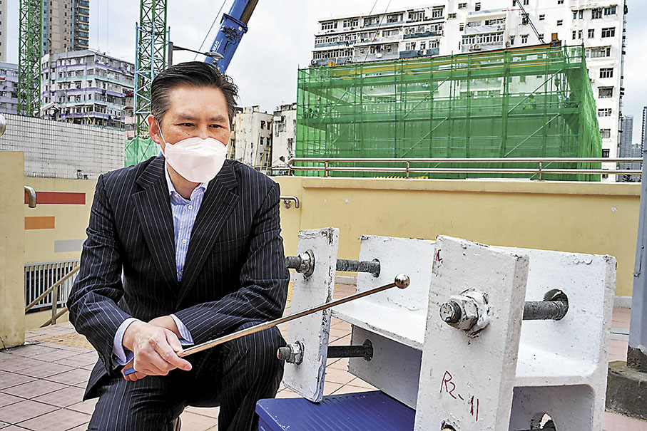 ◆項目註冊結構工程師張耀新展示項目的「組裝合成」建築法結構連接組件。