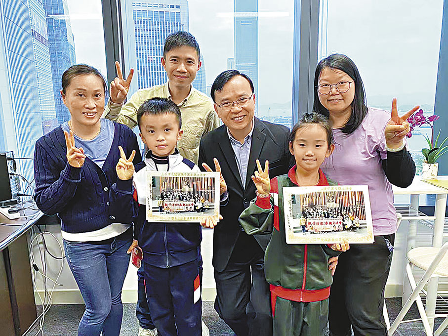 ◆兩位小朋友如願從黃國處得到了李家超簽名。