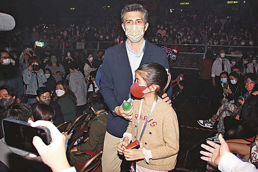 ◆梁詠琪的老公攜女兒捧場。