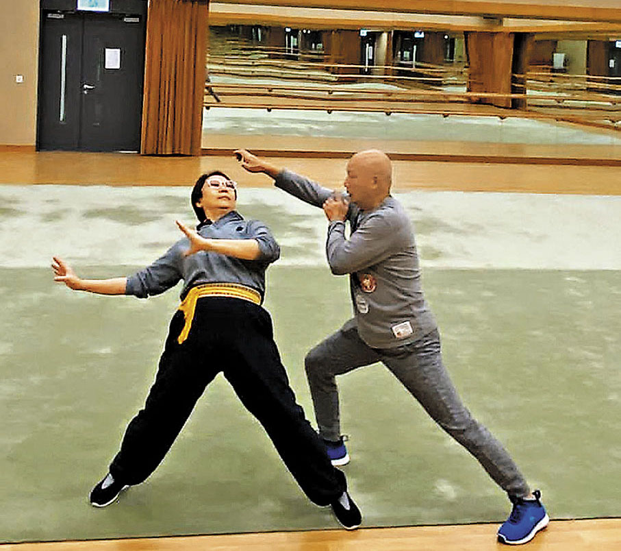 ◆劉家榮師父和藝青雲排練武場演藝。