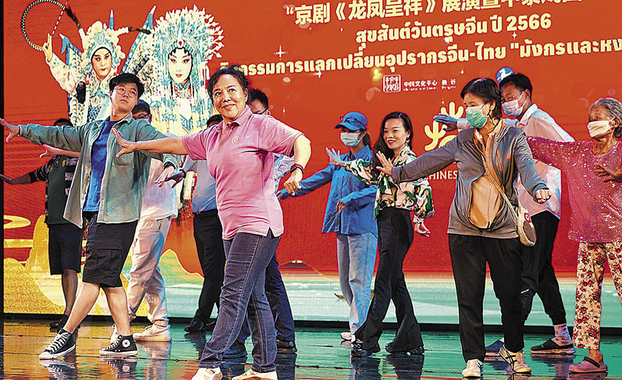 ◆優泰劇團組演員和戲迷現場互動。