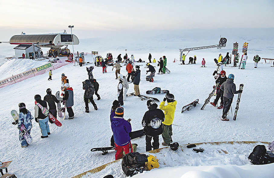 ◆雪友在新疆阿勒泰市將軍山滑雪場滑雪遊玩。