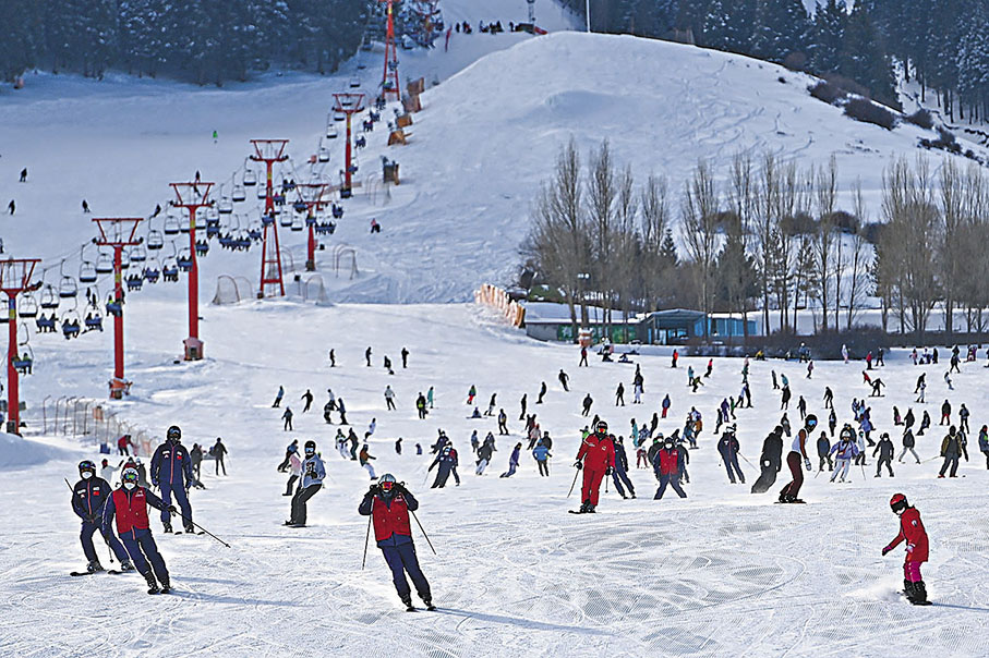 ◆滑雪愛好者在新疆絲綢之路國際度假區滑雪場滑雪。