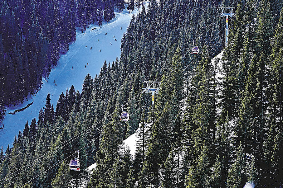 ◆滑雪愛好者在絲綢之路國際滑雪場歡樂谷雪道上滑雪。