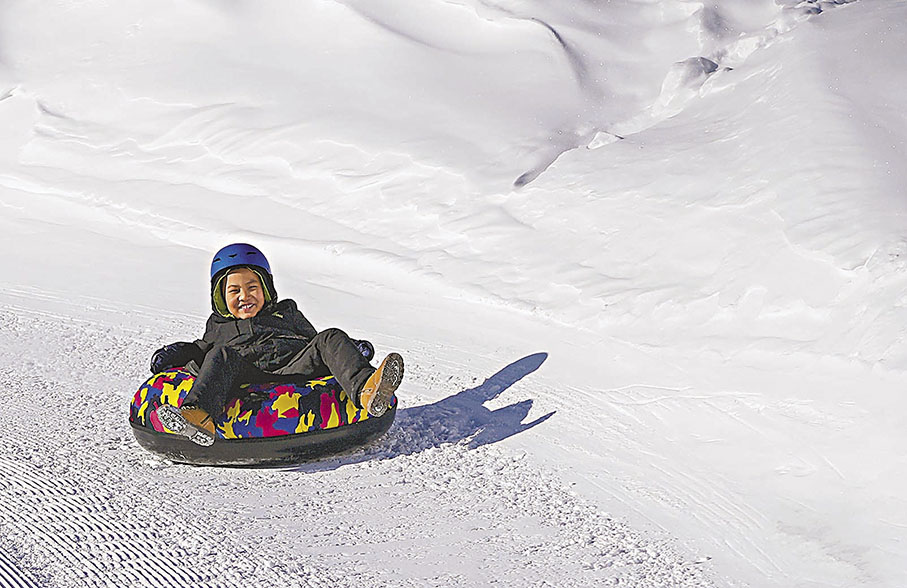 ◆在絲綢之路國際滑雪場，小朋友在玩雪圈。
