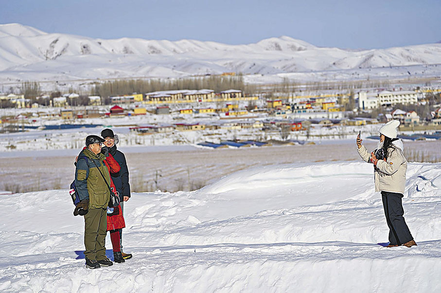 ◆遊客在烏魯木齊市南山一處雪地上拍照留影。
