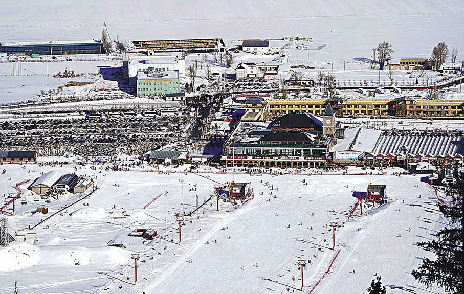 ◆滑雪愛好者陸續進入絲綢之路國際滑雪場。