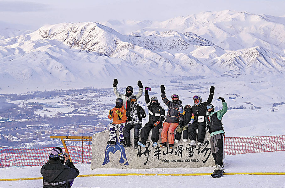 ◆遊客在新疆阿勒泰將軍山滑雪場合影留念。
