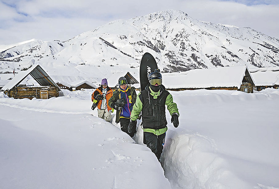 ◆來自廣東的雪友在新疆阿勒泰地區禾木村遊玩。