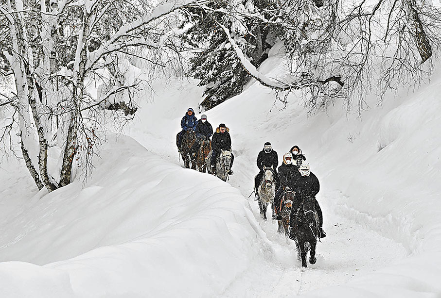 ◆遊客在新疆阿勒泰地區騎馬賞雪。