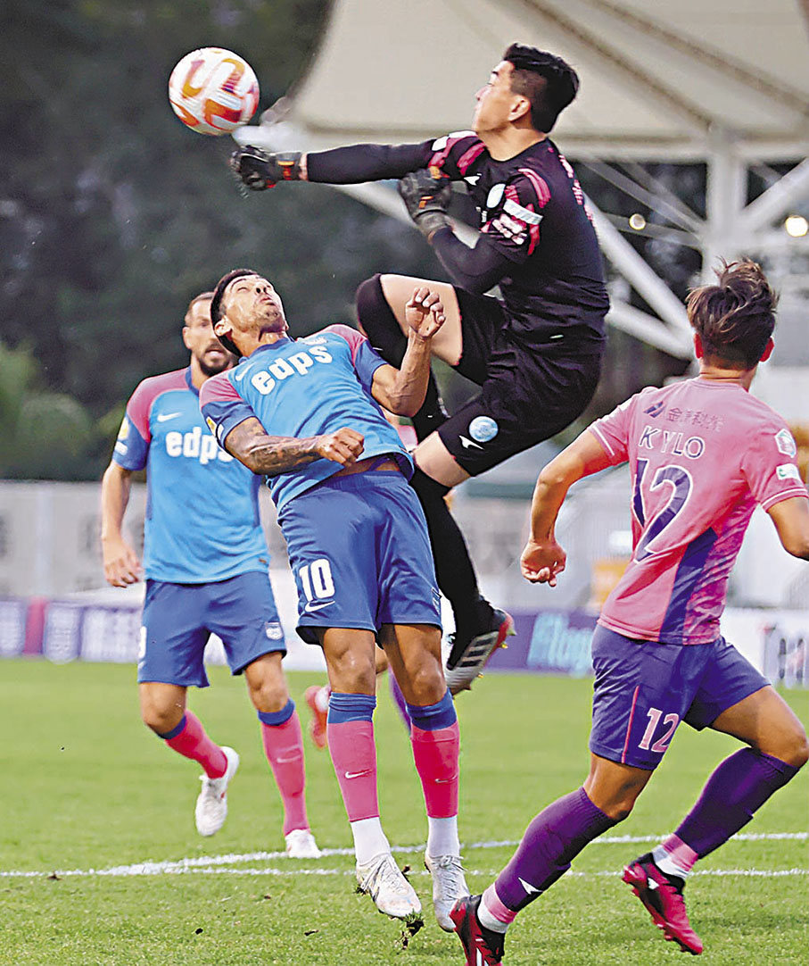 ◆流浪門將梁興傑（黑衫）出迎化解傑志基爾頓的埋門。