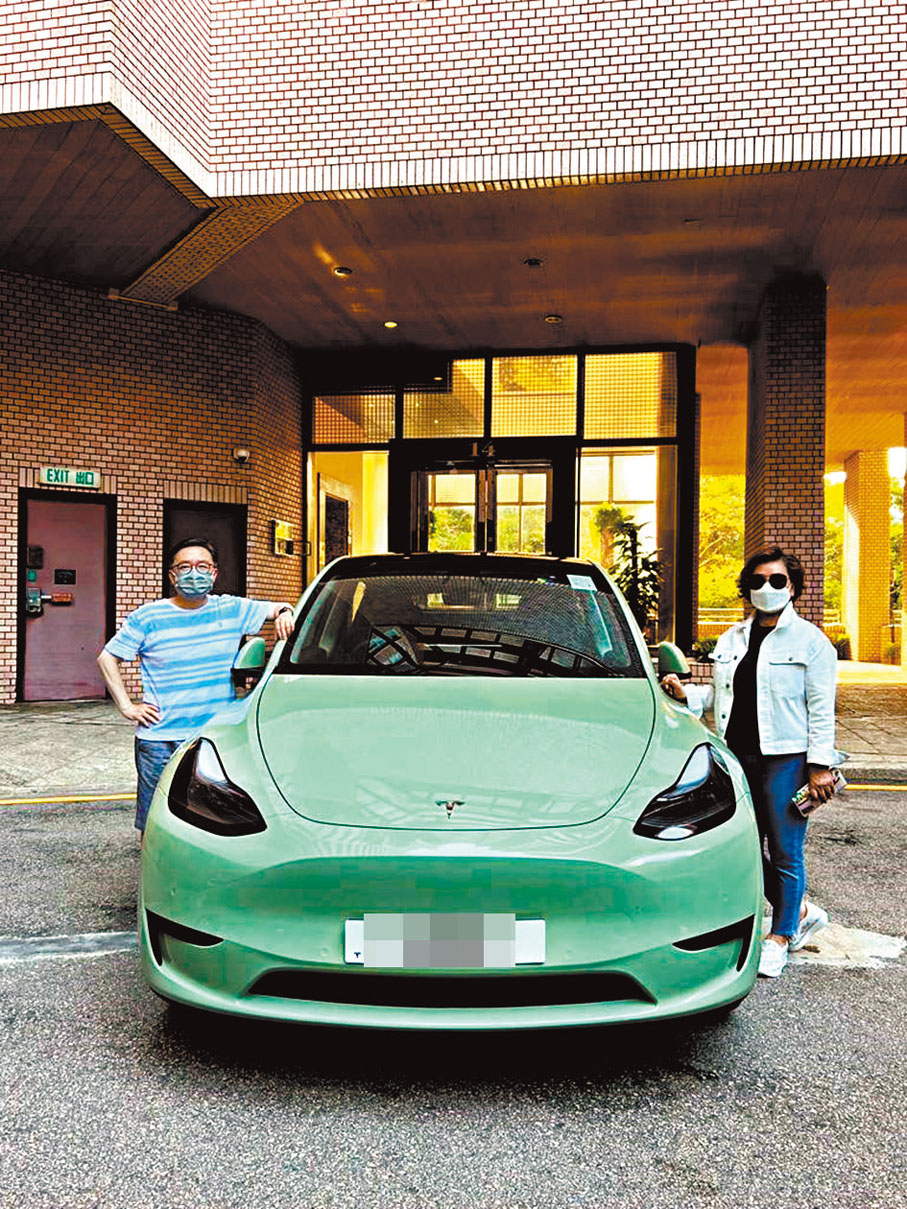 ◆對綠色情有獨鍾的鄭錦鐘（左）去年中將人生首次購入的電動車換上牛油果綠色。 受訪者供圖