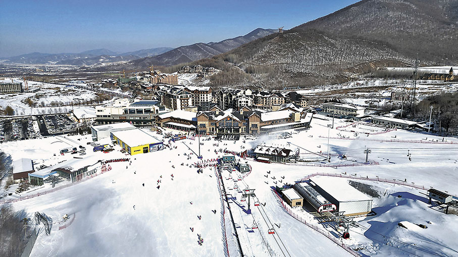 ◆滑雪愛好者們在寬闊的雪道上體驗速度與激情。