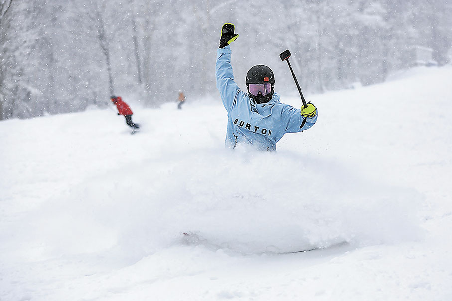 ◆吉林雪場雪質鬆散乾爽，十分適合滑雪，圖為滑雪愛好者精彩瞬間。