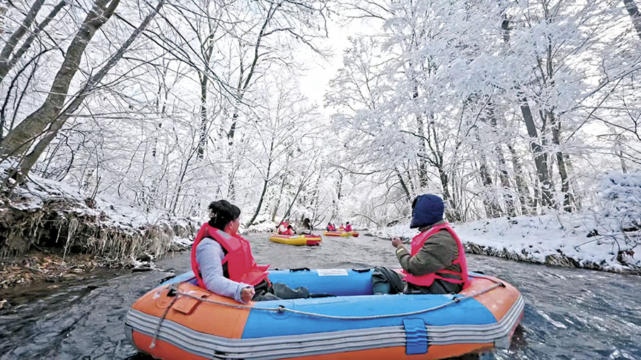 ◆遊客在露水河長白山狩獵度假區體驗冬季漂流。 新華社