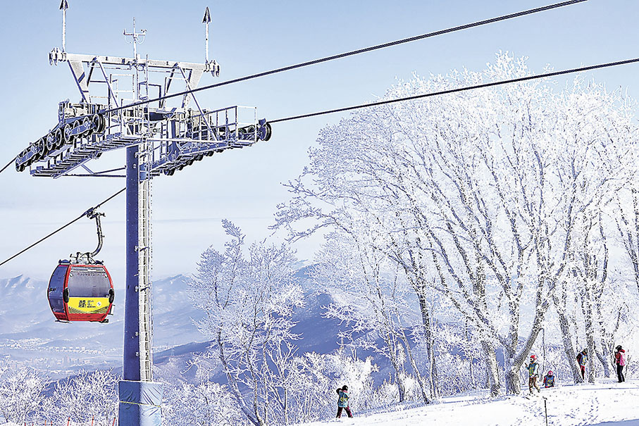 ◆冬天的萬科松花湖滑雪度假區白雪皚皚，各地滑雪愛好者相聚在此。