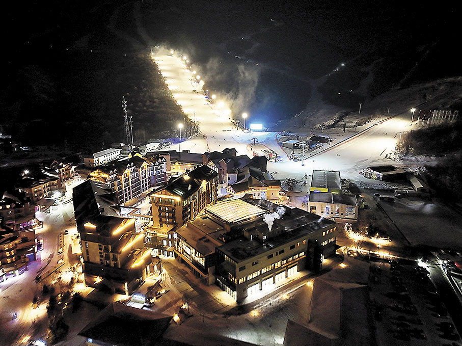 ◆夜幕下的北大湖燈火通明，許多滑雪愛好者選擇夜滑。