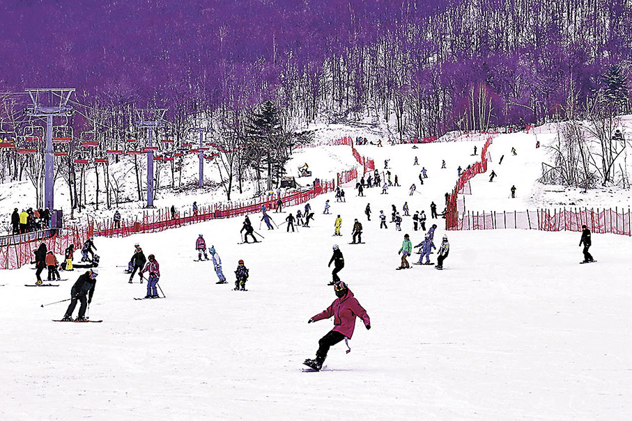 ◆北大湖滑雪場上滑雪愛好者們大展身手。