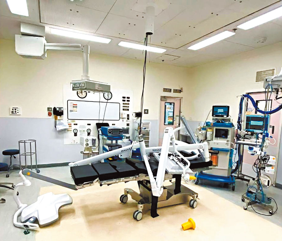 ◆聯合醫院前日一支手術燈塌下，擊中麻醉師。受訪者供圖