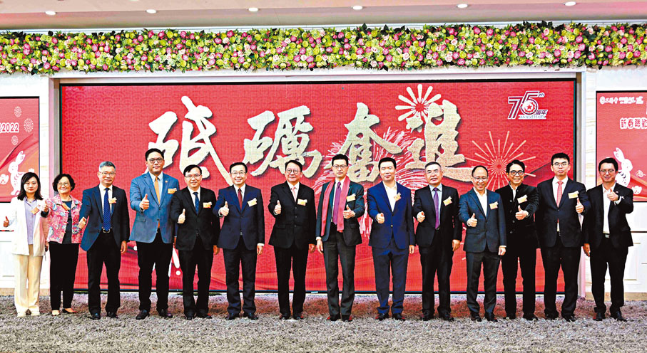 ◆工聯會昨日舉行「慶祝工聯會成立75周年、新春聯歡會暨傑出義務工會工作者頒獎禮2022」，嘉賓合影。