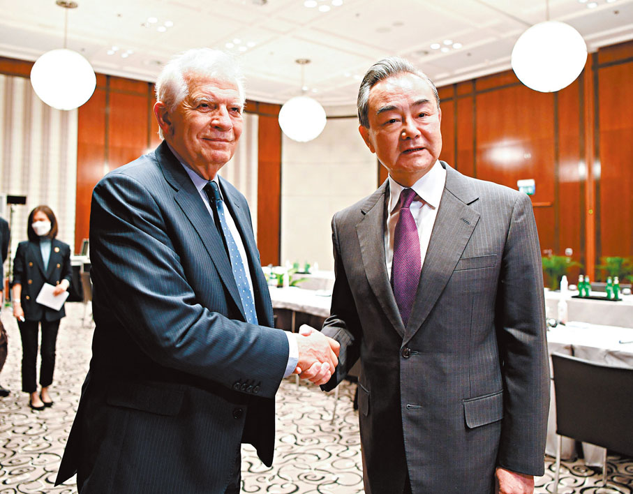 ◆2月18日，在德國慕尼黑，中共中央政治局委員、中央外事工作委員會辦公室主任王毅（右）在出席慕尼黑安全會議期間會見歐盟外交與安全政策高級代表博雷利。 新華社