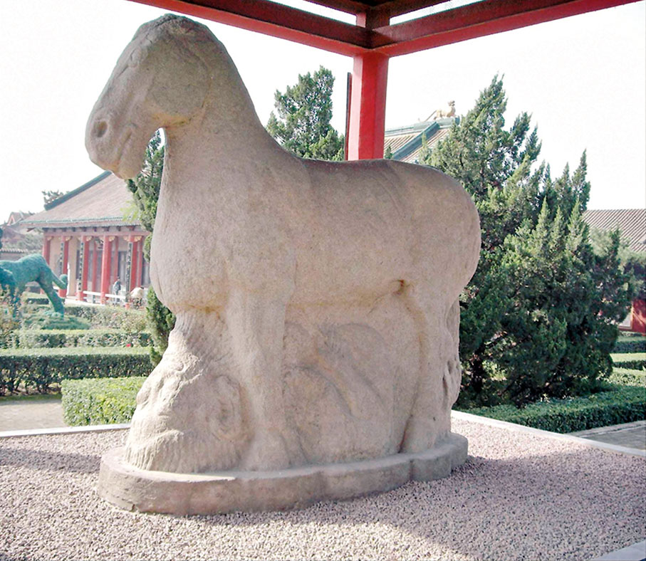 ◆ 漢武帝北伐匈奴，霍去病就是其中一位將領。圖為漢朝茂陵前的馬踏匈奴石刻。資料圖片