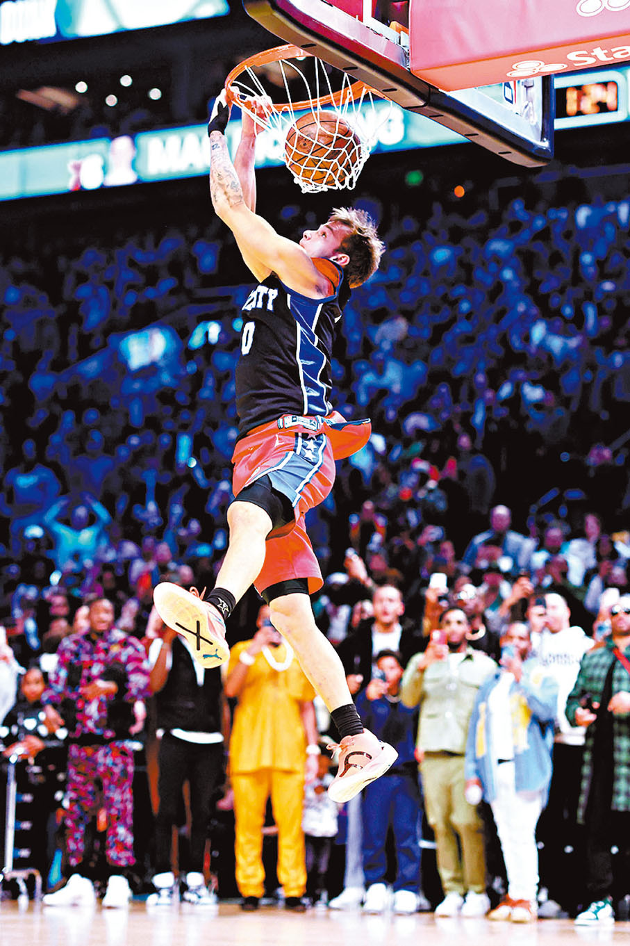 ◆麥克朗憑藉精彩的入樽動作，首度贏得明星賽個人獎項。  法新社