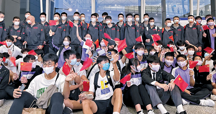 ◆ 中國男籃和到機場接機的球迷合照。