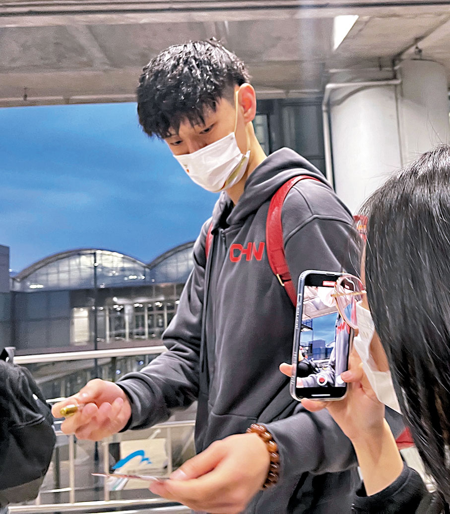 ◆ 曾凡博為球迷簽名。