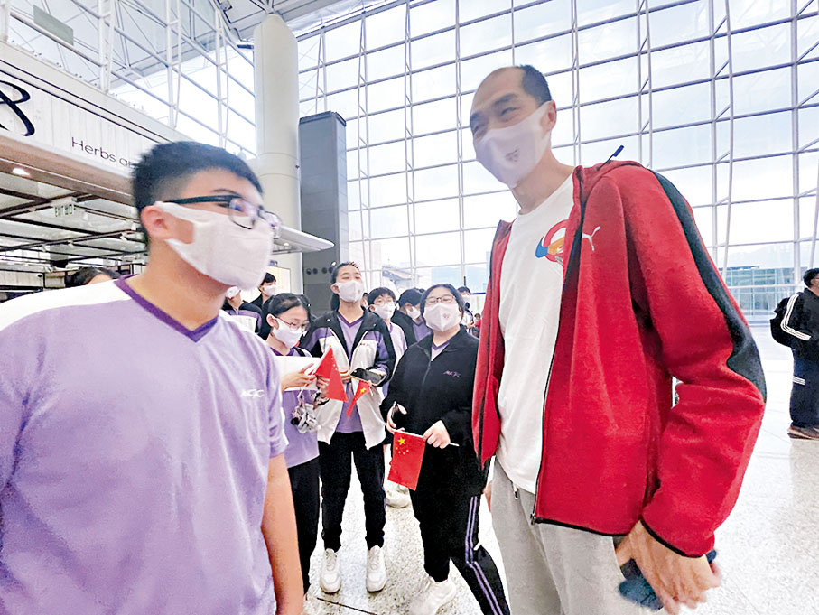 ◆ 吳華峰（右）帶學生到機場接機。