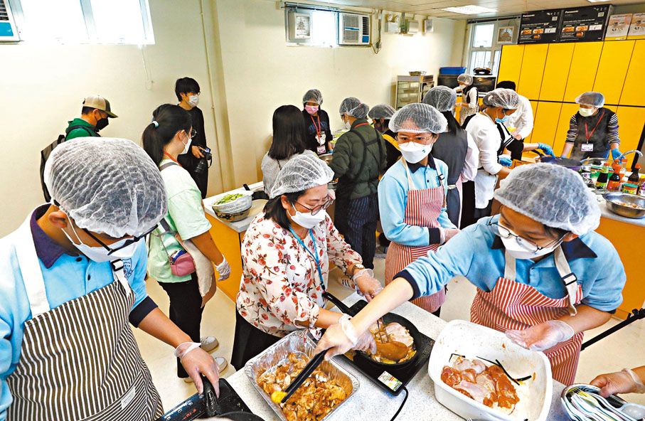 ◆仁濟醫院趙曾學韞小學積極組織學生、家長及老師合作，為全校學生準備午餐，解決供應商暫停送飯的問題。香港文匯報記者郭木又  攝