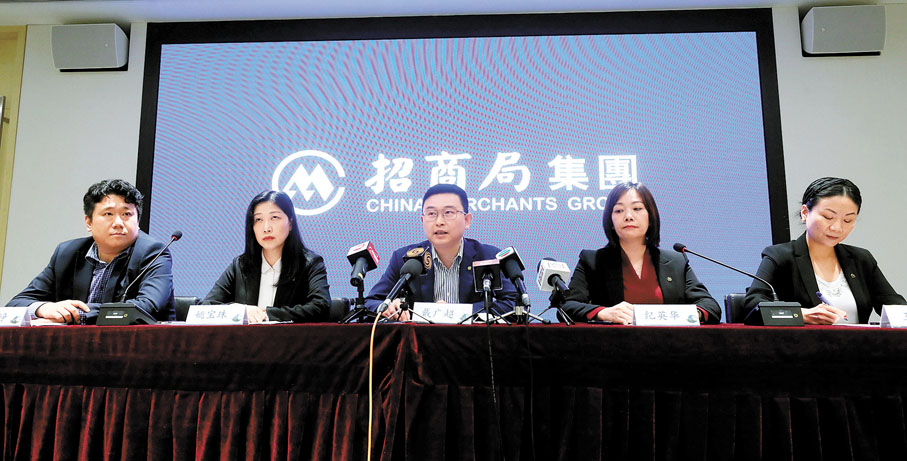 ◆ 左起：中國外運（香港）資產管理部副總經理孔祥崢、中國外運廣運船務商務部高級經理姚寶珠、招商局貨櫃服務副總經理戴廣超、招商局郵輪營銷中心總經理兼招商局（深圳）郵輪運營副總經理紀英華、招商局倉碼運輸市場部總經理王群。 香港文匯報記者郭木又  攝