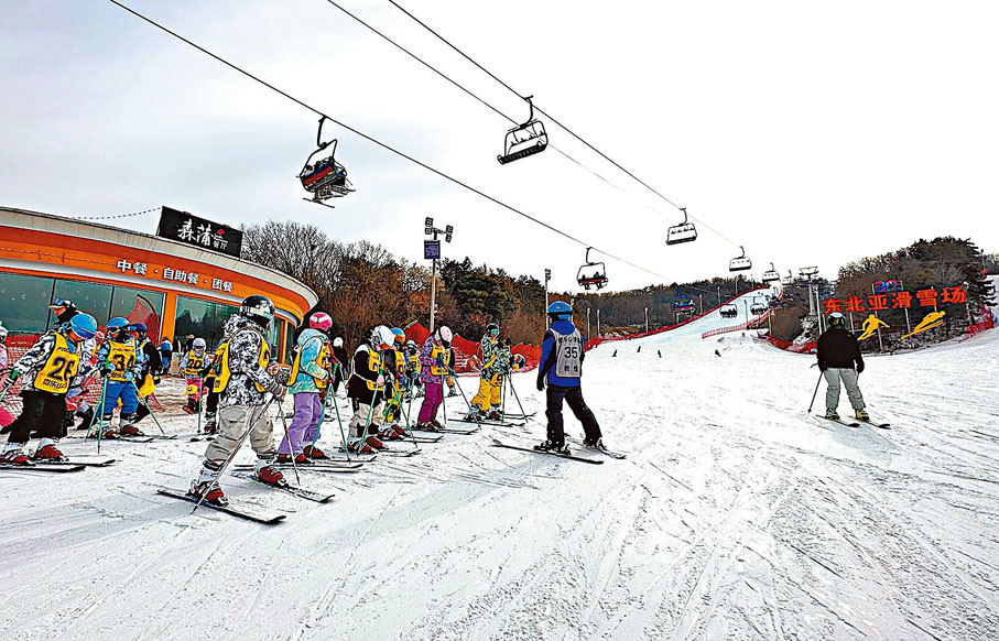 ◆正在進行中的滑雪冬令營。