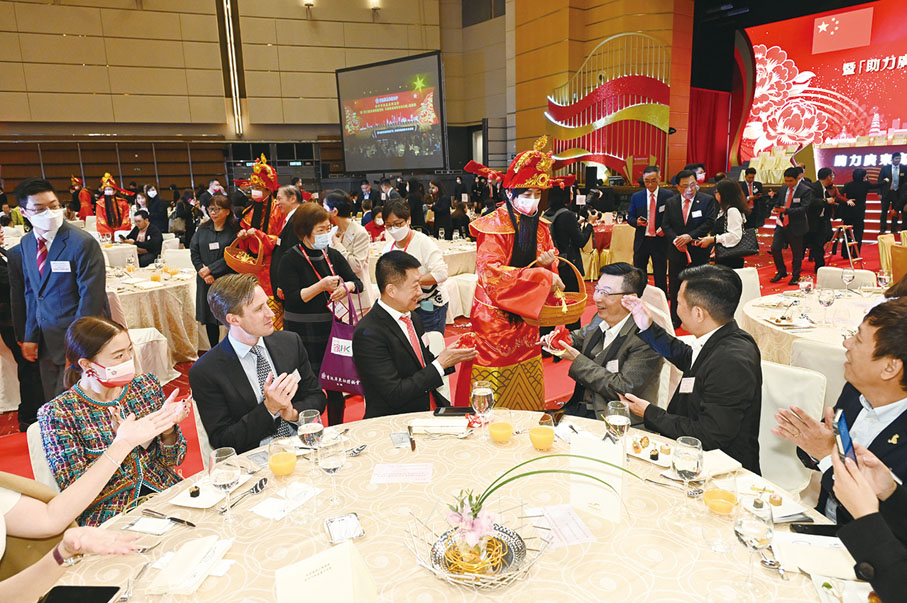 ◆ 新春團拜有六位財神大派新春福袋，全場歡樂。