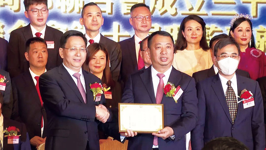 ◆在中聯辦社聯部部長鐘吉昌（右）的見證下，莆田市委書記付朝陽（左）頒發榮任證書給第十屆會長方志忠（中）。