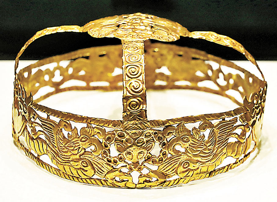 動物紋冠　存在於公元前4至公元前3世紀，可能屬於匈奴貴族，冠體飾淺浮雕動物紋，頂部呈現虎鹿搏鬥的情景